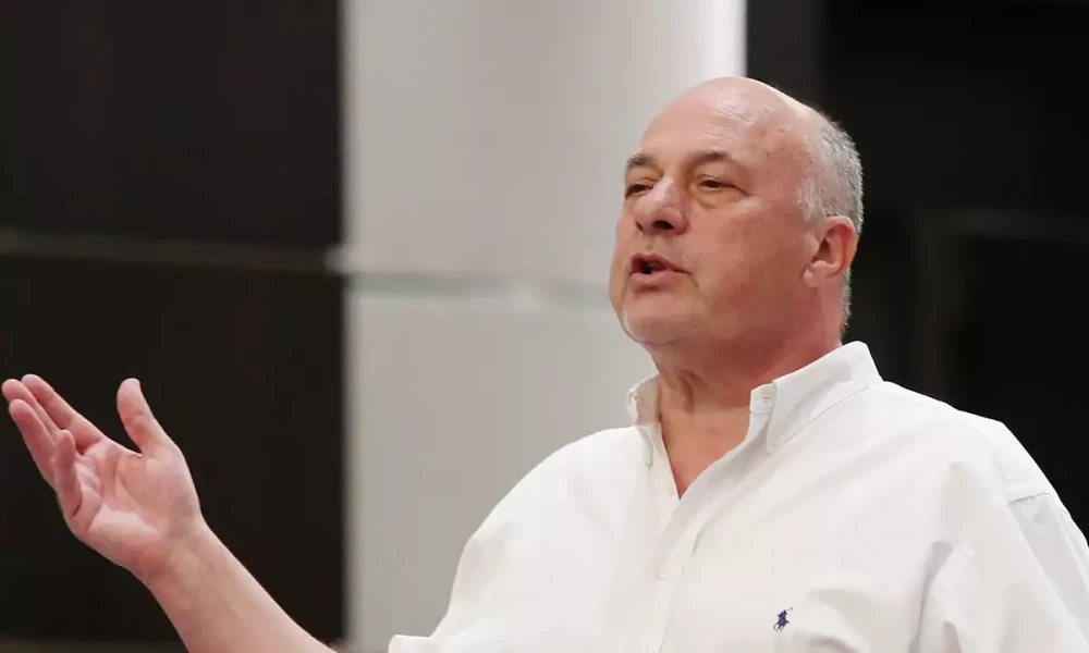 Μπέος: «Οι άντρες διαπληκτίζονται και όποιος έχει άδικο ζητάει συγγνώμη, έτσι μάθαμε εμείς, να γίνουμε λουλούδες;» (Βίντεο)